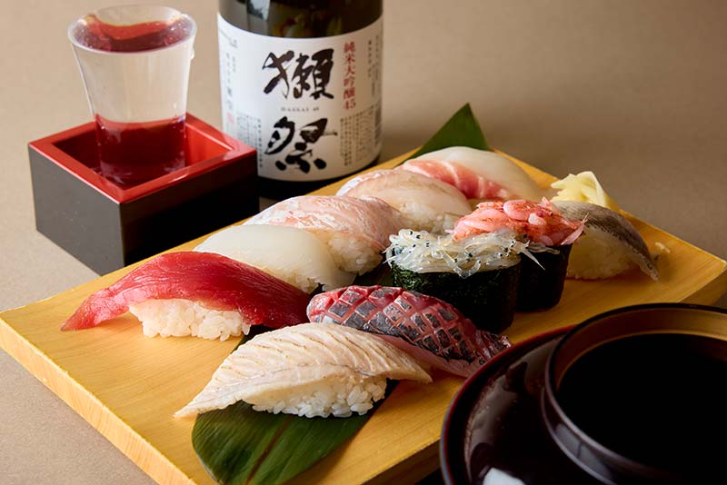 近海にぎりとカニ汁付きと獺祭グラスペア